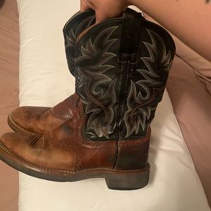 Well loved ariat cowboy boots